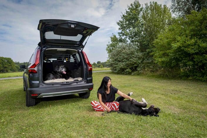 Hundeejeren og hendes Dacia Jogger - Pressebilleder taget for Dacia og Renault.