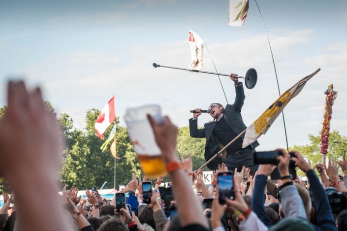 Roskilde Festival 2024: Onsdag med Festivalåbning, Better Lovers, Frank Carter & The Rattlesnakes, Ragana, Prison Religion og Decorticate.